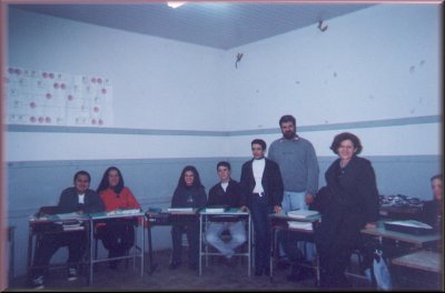 Alunos, professora Lindamir, escritora Clarmi e diretor Carlos, na sala de aula.