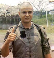 Tnte Manolo Camacho; Naci� en Guaranda. Acumula 800 horas de vuelo. (en 1995)