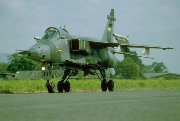 Avion Supersnico de Combate: SEPECAT JAGUAR FAE, con su esquema tctico mimtico apto para camuflarse en zona selvtica, aterrizando