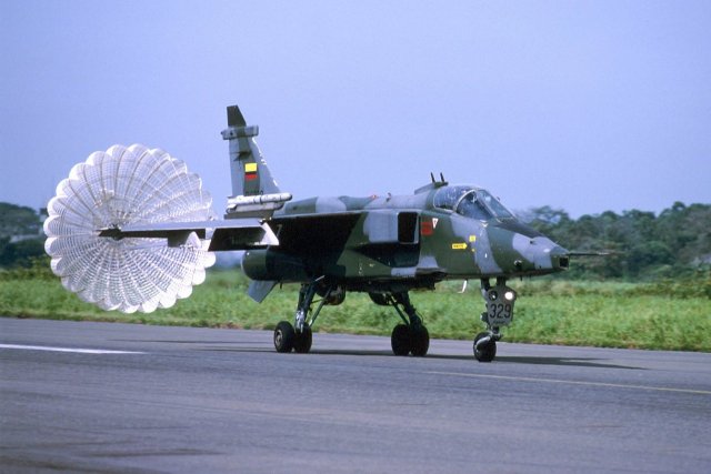 Avion Supersnico de Combate: SEPECAT JAGUAR FAE, con su esquema tctico mimtico apto para camuflarse en zona selvtica, aterrizando