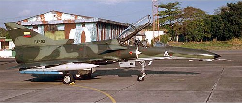 Avin IAI Kfir TC-2 FAE-93 biplaza de entrenamiento, con su esquema tctico mimtico apto para camuflarse en zona selvtica, uno de estos aparatos se estrell en Octubre de 2004
