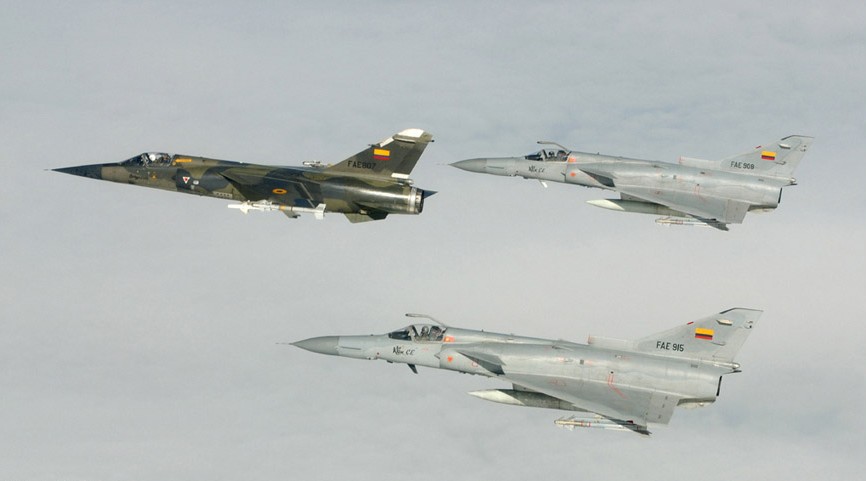 Escuadrilla, volando en formacin, de 3 aviones caza supersnicos de Combate de la Fuerza Area de Ecuador: 2 IAI Kfir-CE y un Mirage F1.JA de la FAE