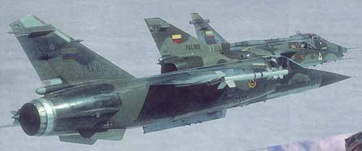 Impresi�n art�stica de una escuadrilla de 3 aviones caza Mirage F.1JA FAE