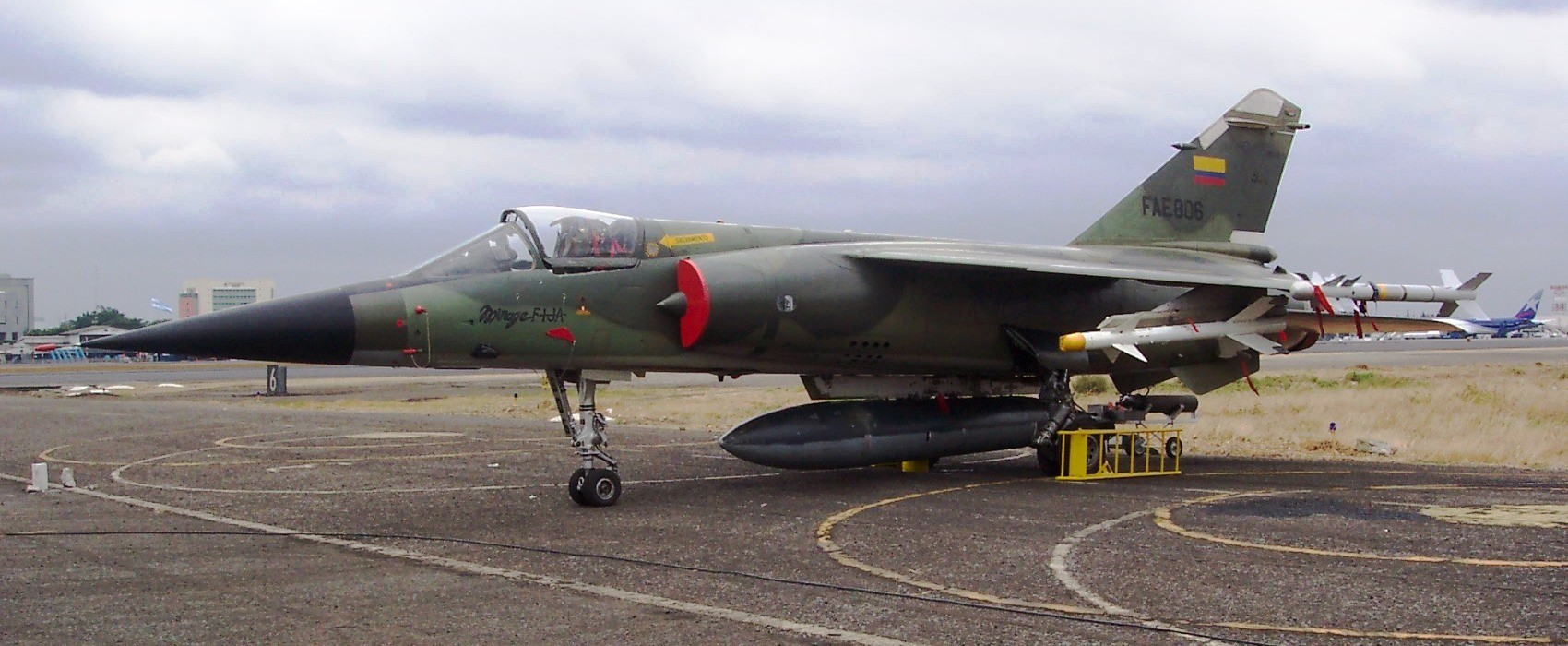 Avi�n Caza Mirage F.1JA FAE-806, mostrado aqu� con misiles aire-aire Matra 550 Magic Mk.2, Rafael Python 3, y un tanque externo de combustible.
