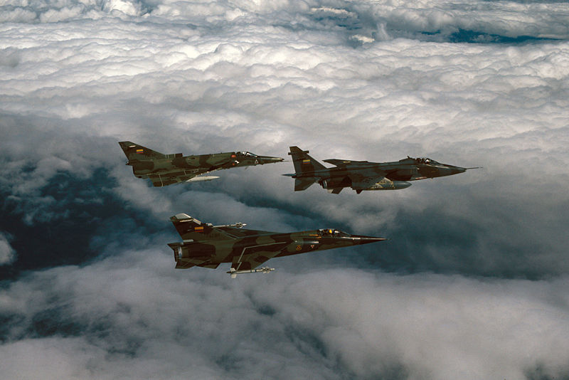 Escuadrilla, volando en formacin, de 3 aviones de la FAE y compuesta por un IAI Kfir-C2 (arriba) y un Dassault Mirage F.1JA (abajo) precedidos por un Sepecat Jaguar Mk.1