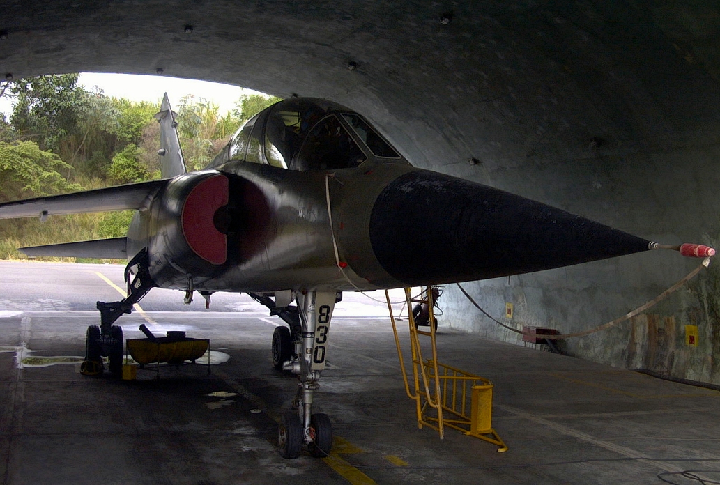 Avin caza Mirage F.1JB FAE-830 sometido a labores de mantenimiento en un refugio antibombas