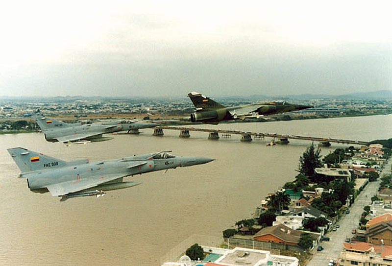 Escuadrilla, volando en formacin, de 3 aviones de la FAE y compuesta por dos IAI Kfir-C2 y un Dassault Mirage F.1JA