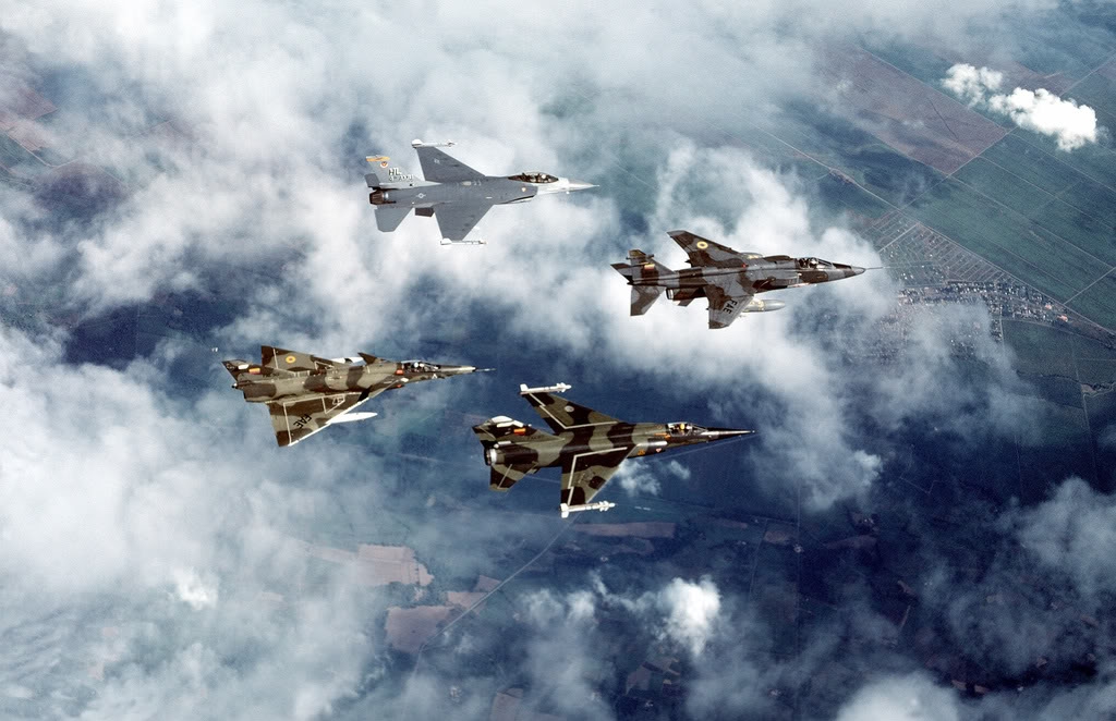 Escuadrilla, volando en formaci�n, de 3 aviones de la FAE y compuesta por un IAI Kfir-C2 (arriba) y un Dassault Mirage F.1JA (abajo) precedidos por un Sepecat Jaguar Mk.1