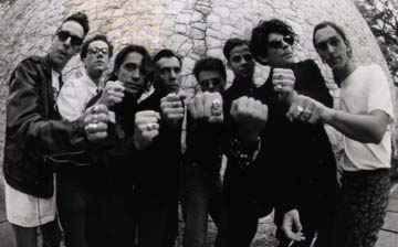 18 - Todos tem um anel escrito "Tit�s" ...