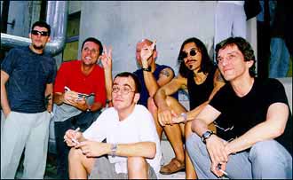 41 - Assistindo televis�o ...