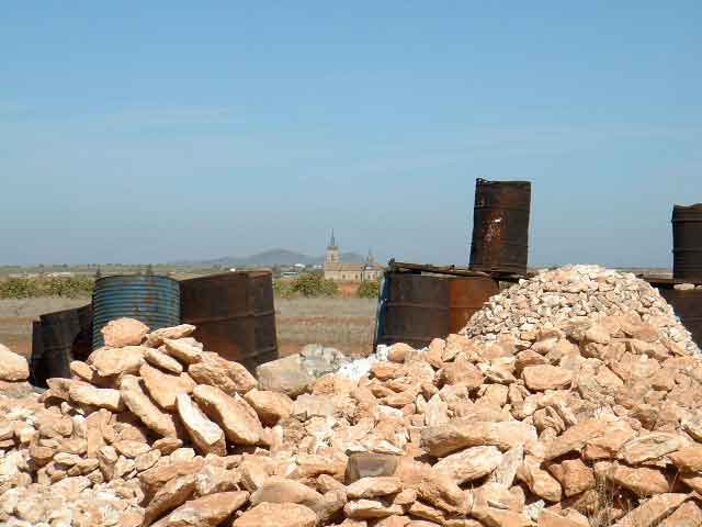 Iglesia al fondo.