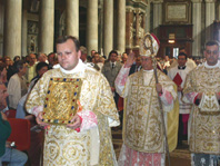 El Cardenal de la Iglesia Conciliar Castrill�n Hoyos en una Misa indultada