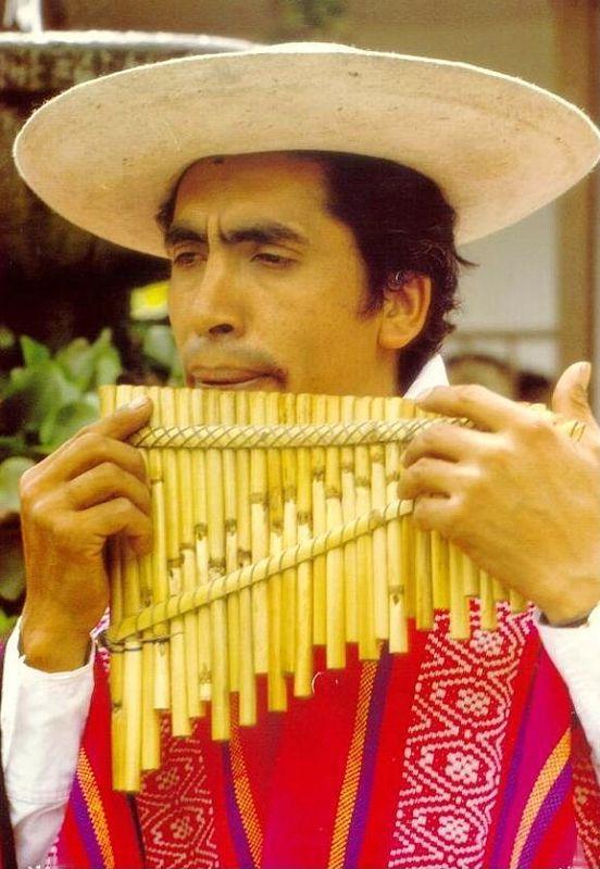 Indigena tocando el Rondador