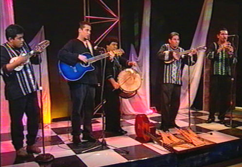 El grupo Takirari actuando en "Televisi�n de Tabasco"
