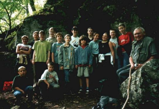 Aufstellen zum Gruppenfoto vor einer Karst-H�hle, in der fr�her Steinzeitmenschen lebten.