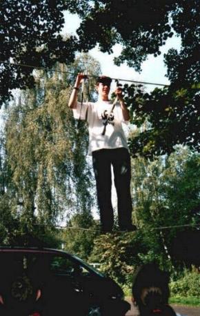 Hier wir ein Kletterseil am Baum befestigt, �ber das die Camp-Teilnehmer dann gehen durften.