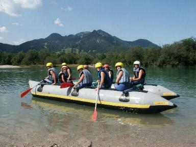 Young-Pandas beim Raften auf der Isar