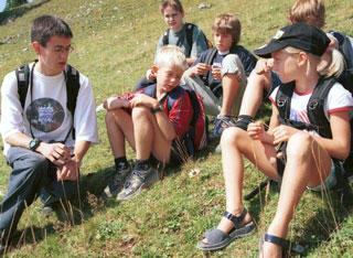 Ein fachkundiger Young-Panda erkl�rt Besonderheiten der Flora im Gipfelbereich des Braunecks.