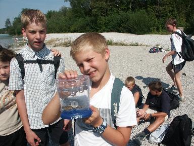 Bei der Gew�sseruntersuchung in der Isar wurde ihr ein Fisch gefangen, der danach nat�rlich wieder freigelassen wurde.