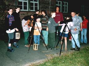Young-Pandas bei der astronomischen Erkundung