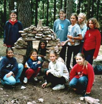 An einem ehemaligen Steinbruch wurde von diesen Camp-Teilnehmern unter nicht leichter Arbeit dieser schne Steinbogen gebaut.