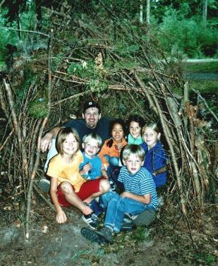 Von diesen Steinzeit-Young-Pandas wurde das tolle Tipi gebaut