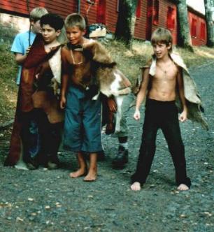 Hier wird von Steinzeit-Young-Pandas eine Szene aus dem Neandertaler-Leben als Sketch vorgef�hrt