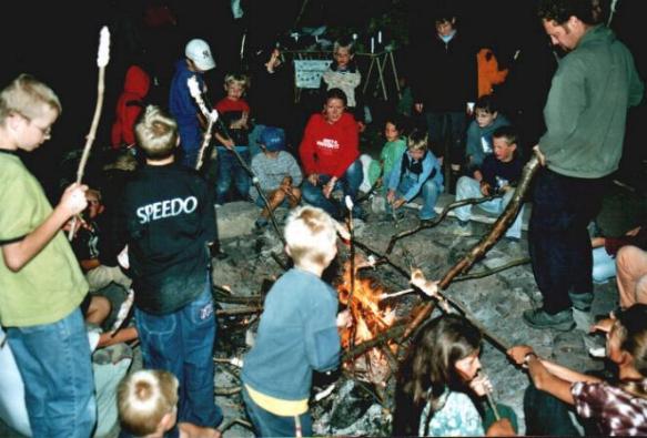 Am Lagerfeuer beim Stockbrote backen. Das Lagerfeuer wurde mit Feuerstein und Pyrit nach Neandertaler-Methode entfacht!
