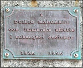 Marmo in onore di Duilio Marcante sulla passeggiata di Genova Nervi