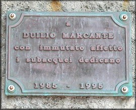 Marmo in onore di Duilio Marcante sulla passeggiata di Genova Nervi