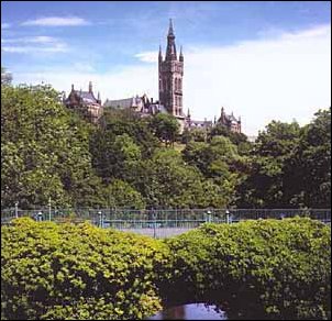 La University Tower vista da Kelvingrove Park