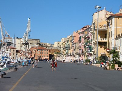 Calata Cuneo - Oneglia: vista sul Parasio