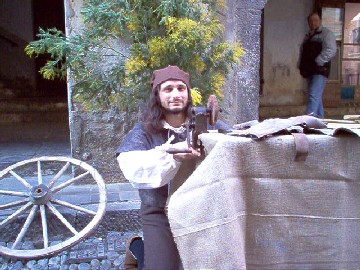 Scene di un mercato del '600 lungo via Soleri a Taggia: Arrotino e Commedianti di Strada
