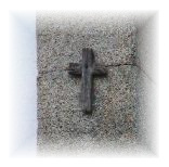 cruz existente na parede exterior da igreja