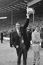 http://upload.wikimedia.org/wikipedia/id/thumb/a/a3/Malcolm_Allison_Carling_Cup_1970.jpg/150px-Malcolm_Allison_Carling_Cup_1970.jpg