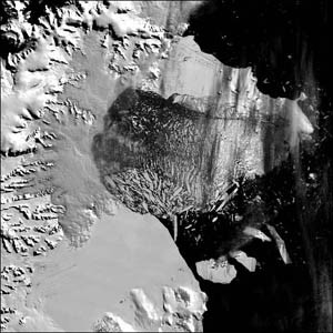 Immagine NASA da satellite : un enorme blocco di ghiaccio si stacca dalla Penisola Antartica, 19 Marzo 2002