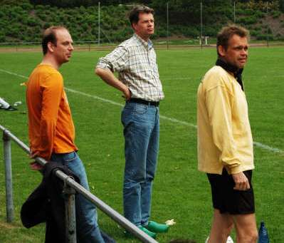 Onze coaches in volle actie (links). Ane van Nadrazi (rechts) zoekt nu al tevergeefs naar onze zwakke punten voor de komende nieuwjaarswedstrijd