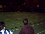 Weergaloos zaalvoetbal van onze zijde, gadegeslagen door de coach, maar niet door de camera