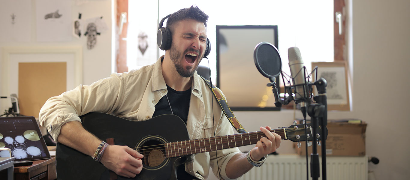 Man singing with quitar