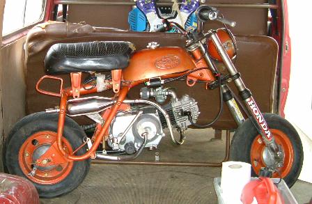 Minitrail na carrinha do Moto Clube local