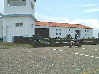 Quem pilota a Yamaha n� 46 que passei na ultima curva ??