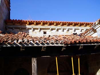 Estado de las obras de reparaci&oacute;n del tejado de la iglesia. Febrero 2003