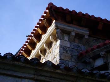 Estado de las obras de reparaci&oacute;n del tejado de la iglesia. Febrero 2003