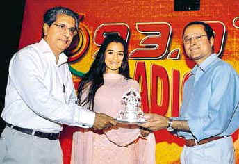 Princess of Bollywood Amisha Patel receiving a memento from Radio Mirchi CEO A P Parigi (left) and Times of India Group Managing Director Vineet Jain (right) during the launch of Radio Mirchi in Pune