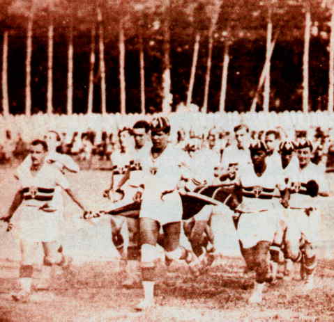 "O time entra em campo para um amistoso no paran�, nos primeiros anos de vida"