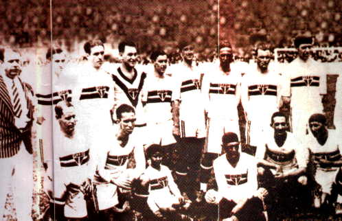 "O primeiro time em 1930, com Formiga(primeiro agachado  esquerda) e Friedenreich(de pernas cruzadas)"