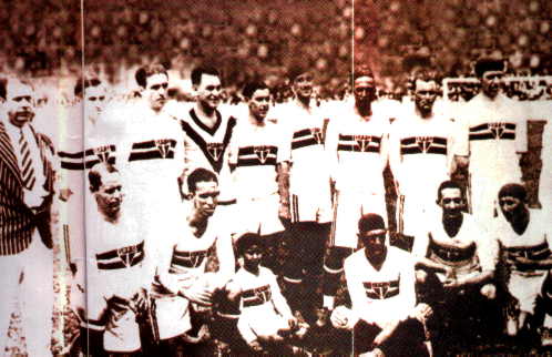 "O primeiro time em 1930, com Formiga(primeiro agachado � esquerda) e Friedenreich(de pernas cruzadas)"