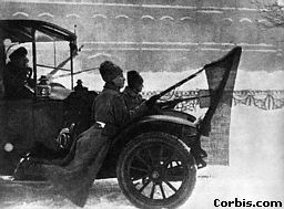 Red Guards defend the soviet power with the force of arms in 1917