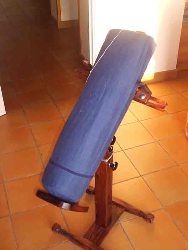 Almohada catalana, con funda azul, sobre un pie