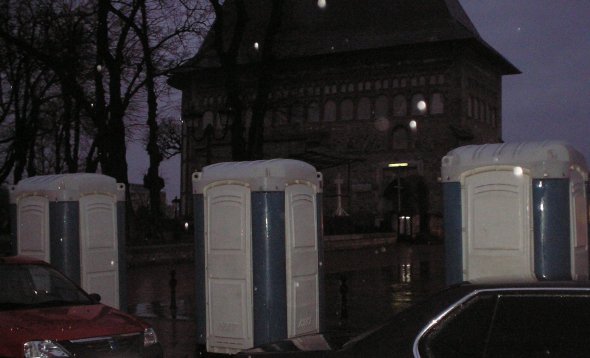 WC-uri mobile amplasate linga Biserica Sf. Ioan Domnesc